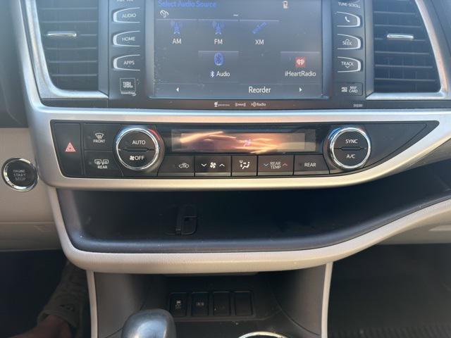 2019 Midnight Black Metallic Toyota Highlander