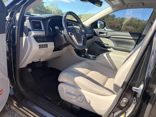 2019 Midnight Black Metallic Toyota Highlander