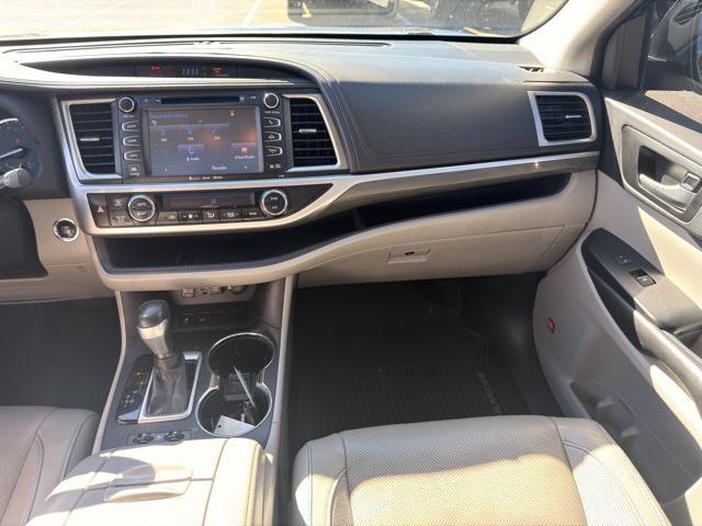 2019 Midnight Black Metallic Toyota Highlander