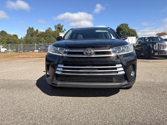 2019 Midnight Black Metallic Toyota Highlander