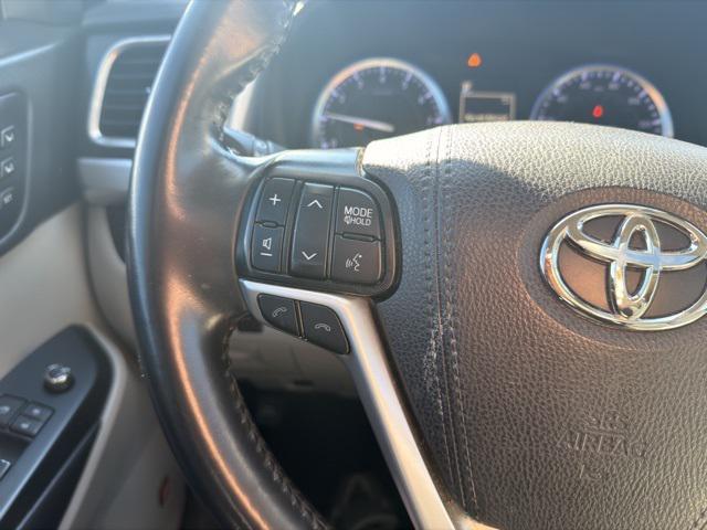 2019 Midnight Black Metallic Toyota Highlander