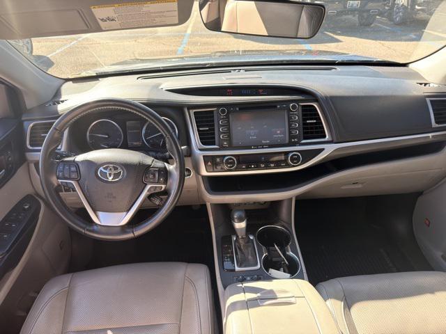 2019 Midnight Black Metallic Toyota Highlander