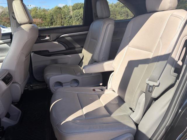 2019 Midnight Black Metallic Toyota Highlander