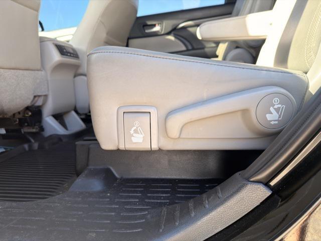 2019 Midnight Black Metallic Toyota Highlander