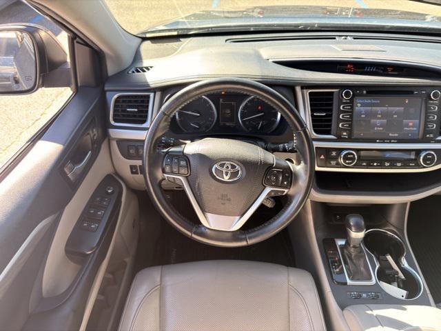2019 Midnight Black Metallic Toyota Highlander