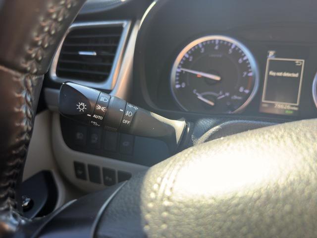 2019 Midnight Black Metallic Toyota Highlander