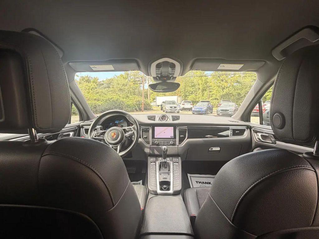 Porsche Macan view 25