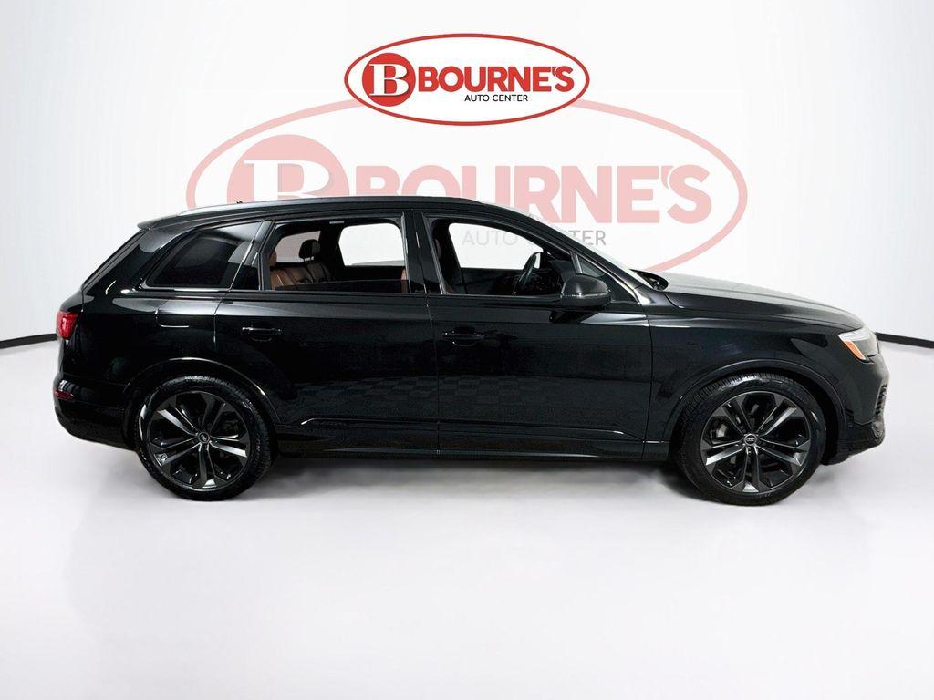 Audi Q7 view 12