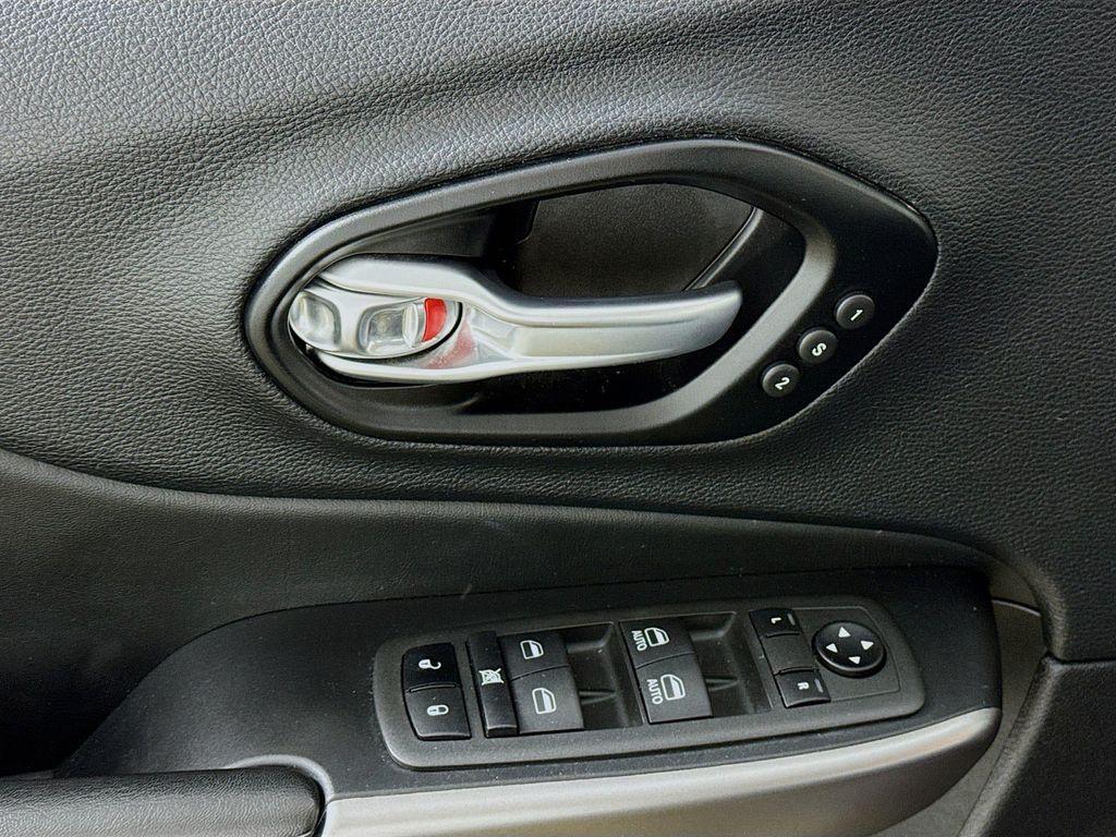 used 2022 Jeep Cherokee car, priced at $21,490