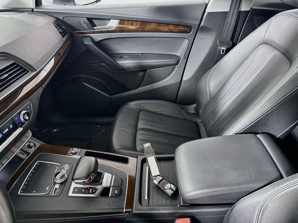 Audi Q5 view 25