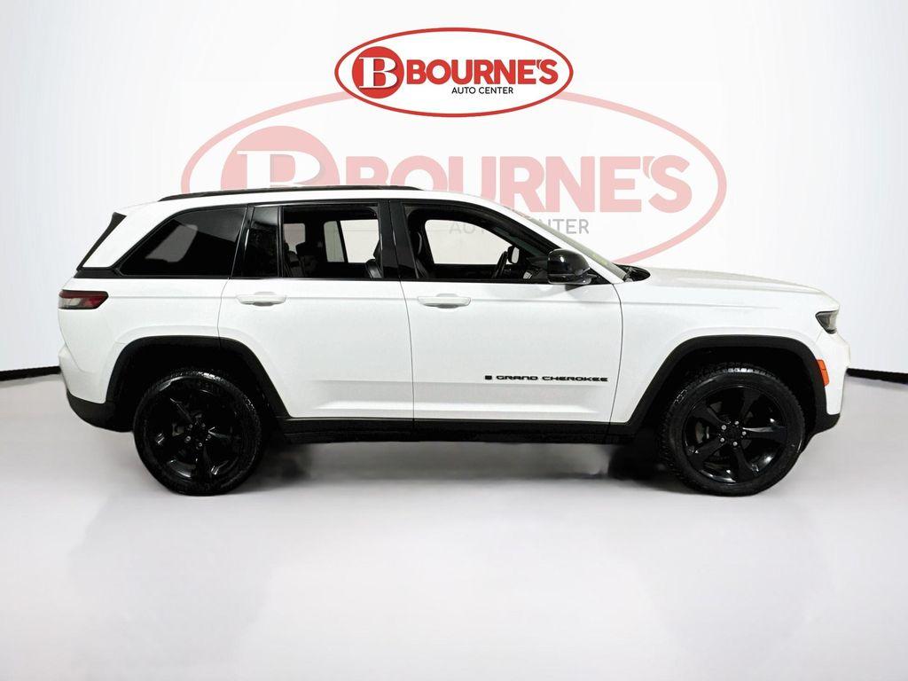 used 2022 Jeep Grand Cherokee car, priced at $27,590