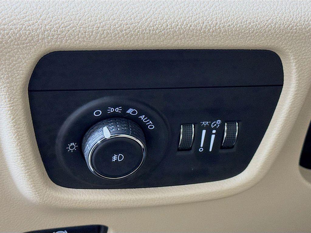 used 2023 Jeep Grand Cherokee car, priced at $29,190