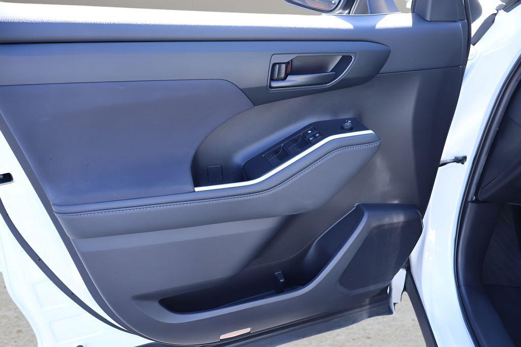 used 2020 Toyota Highlander car, priced at $24,491