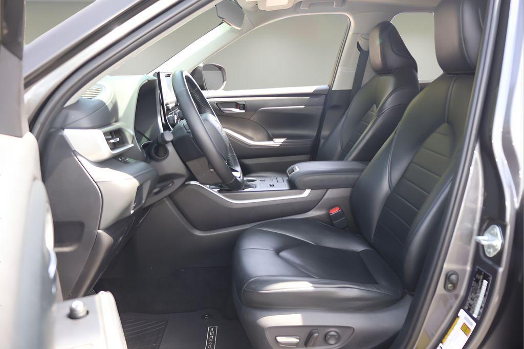 used 2021 Toyota Highlander car, priced at $25,492