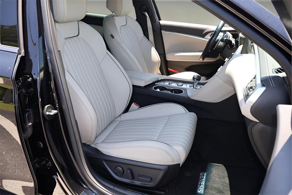 2023 Vik Black Genesis G70