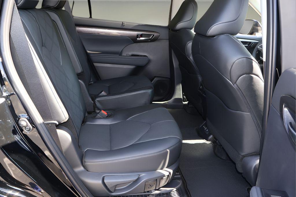 new 2026 Toyota Highlander Hybrid car, priced at $57,442
