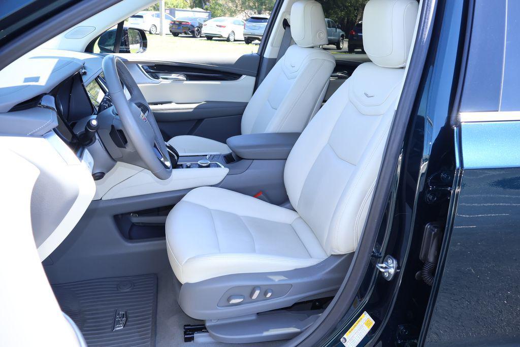 used 2025 Cadillac XT6 car, priced at $44,991