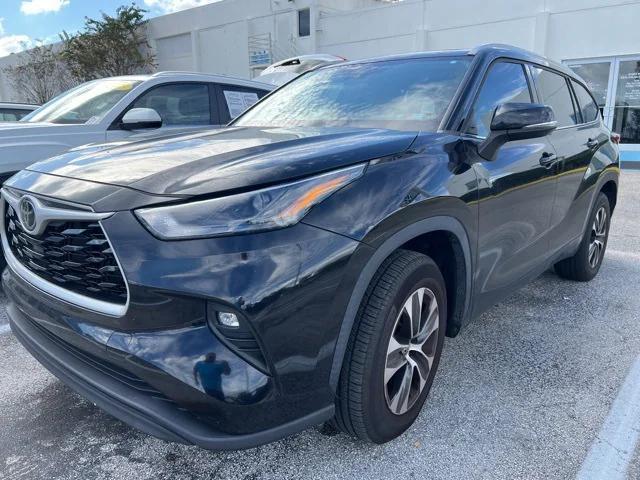 used 2022 Toyota Highlander car, priced at $28,999