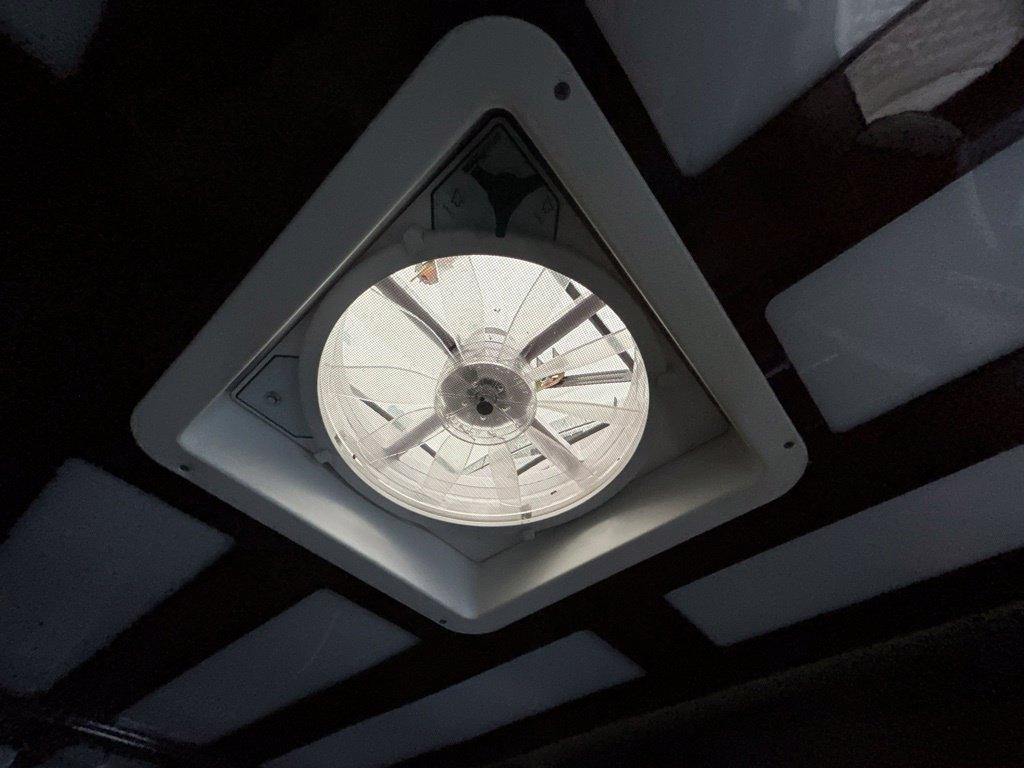Mercedes-Benz Sprinter view 18