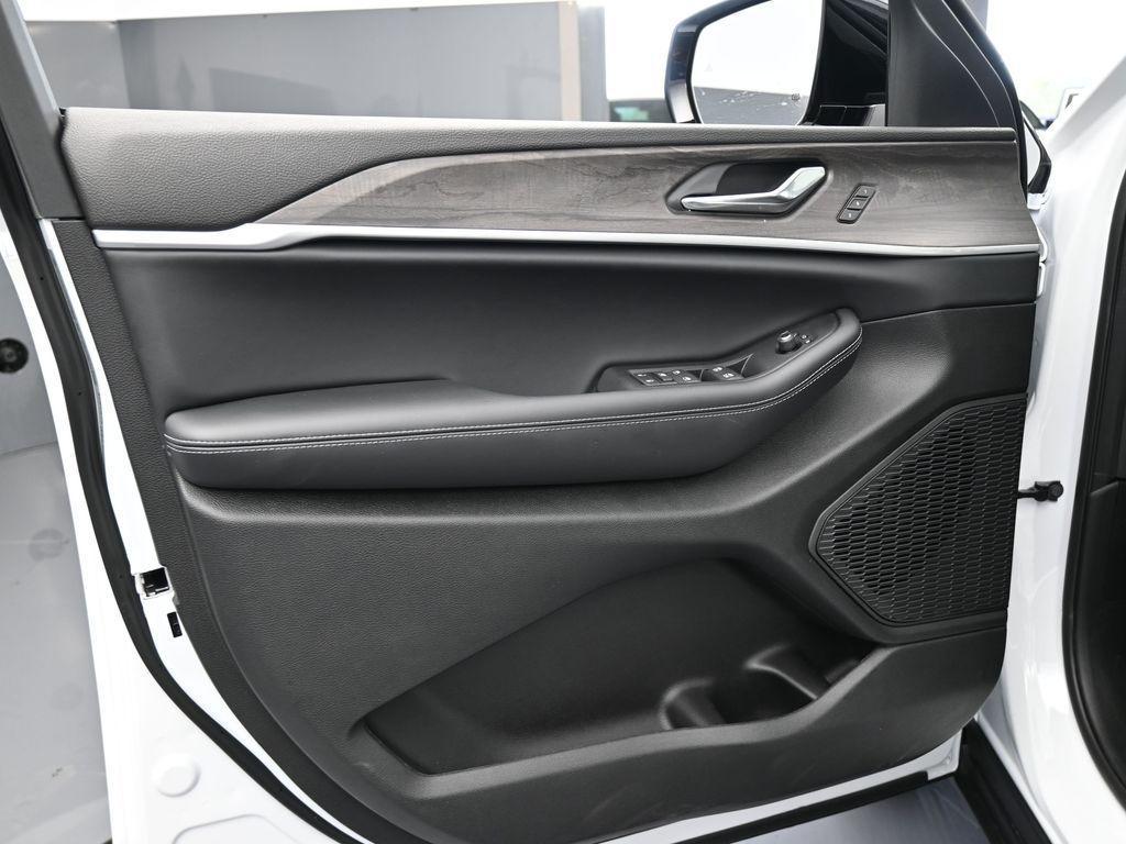 new 2025 Jeep Grand Cherokee L car