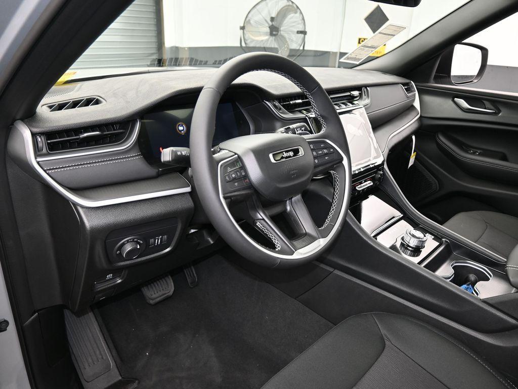 new 2025 Jeep Grand Cherokee car, priced at $40,375