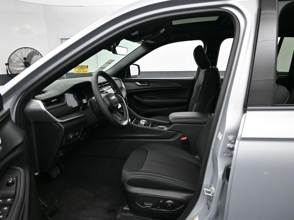 new 2025 Jeep Grand Cherokee car, priced at $40,375