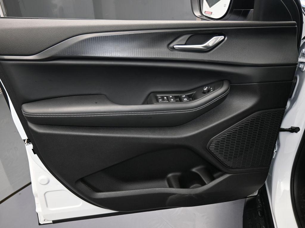 used 2025 Jeep Grand Cherokee car, priced at $30,997