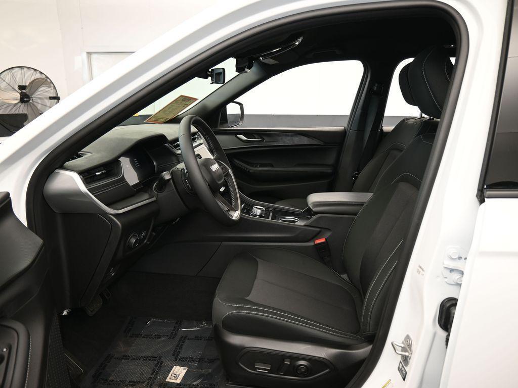 used 2025 Jeep Grand Cherokee car, priced at $30,997