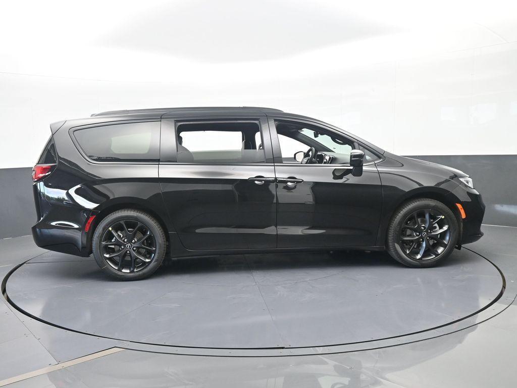 new 2026 Chrysler Pacifica car, priced at $44,385