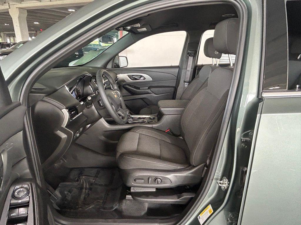 used 2023 Chevrolet Traverse car, priced at $26,991