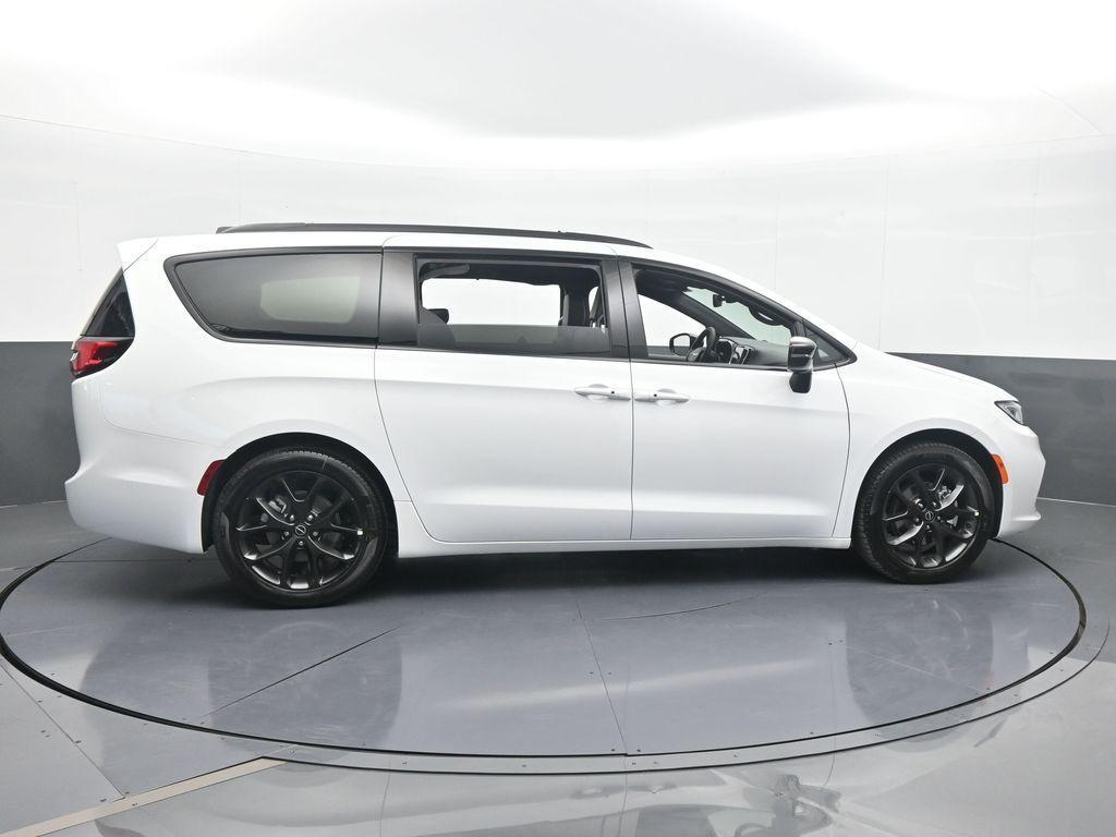 new 2026 Chrysler Pacifica car, priced at $42,401