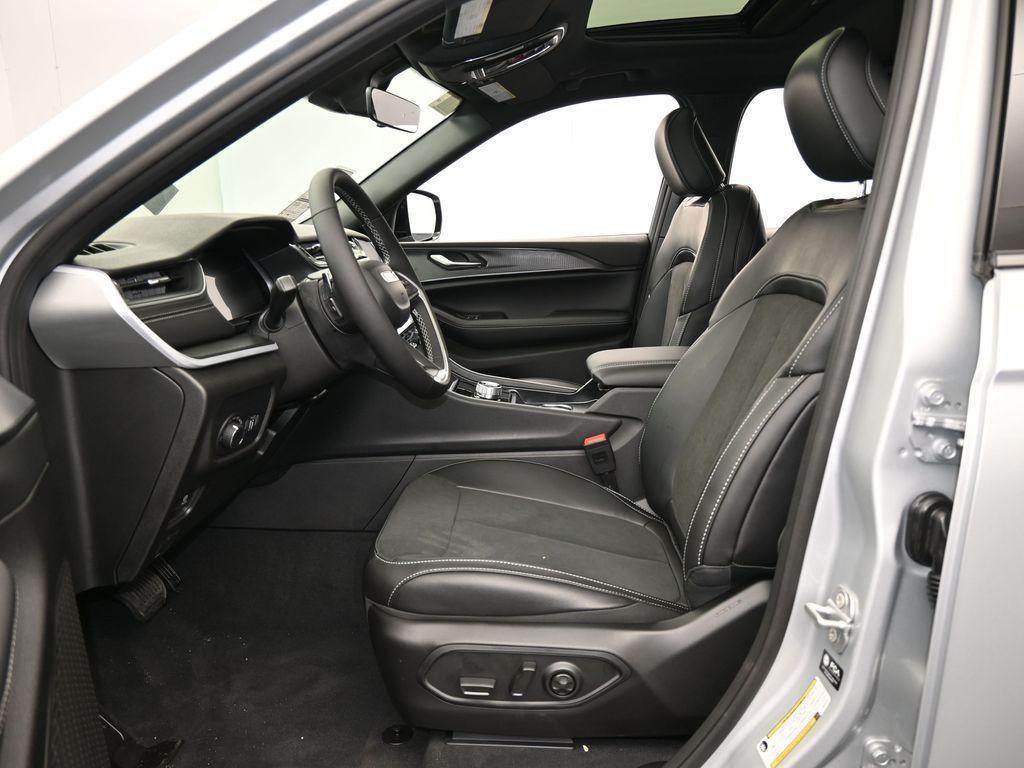 new 2025 Jeep Grand Cherokee car, priced at $45,330