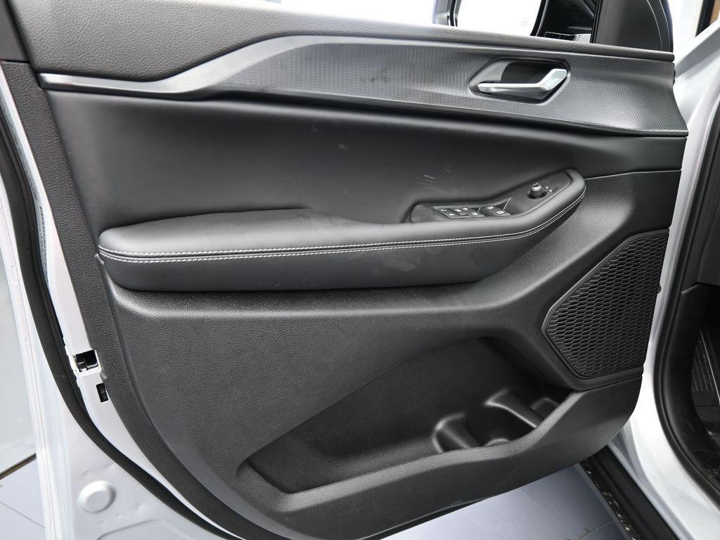 new 2025 Jeep Grand Cherokee car, priced at $45,330