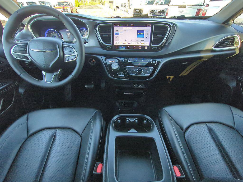 used 2025 Chrysler Pacifica car, priced at $25,835