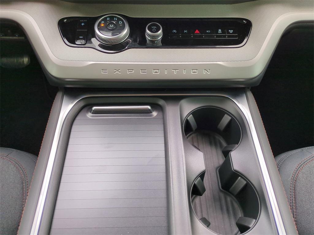 new 2025 Ford Expedition car, priced at $59,254