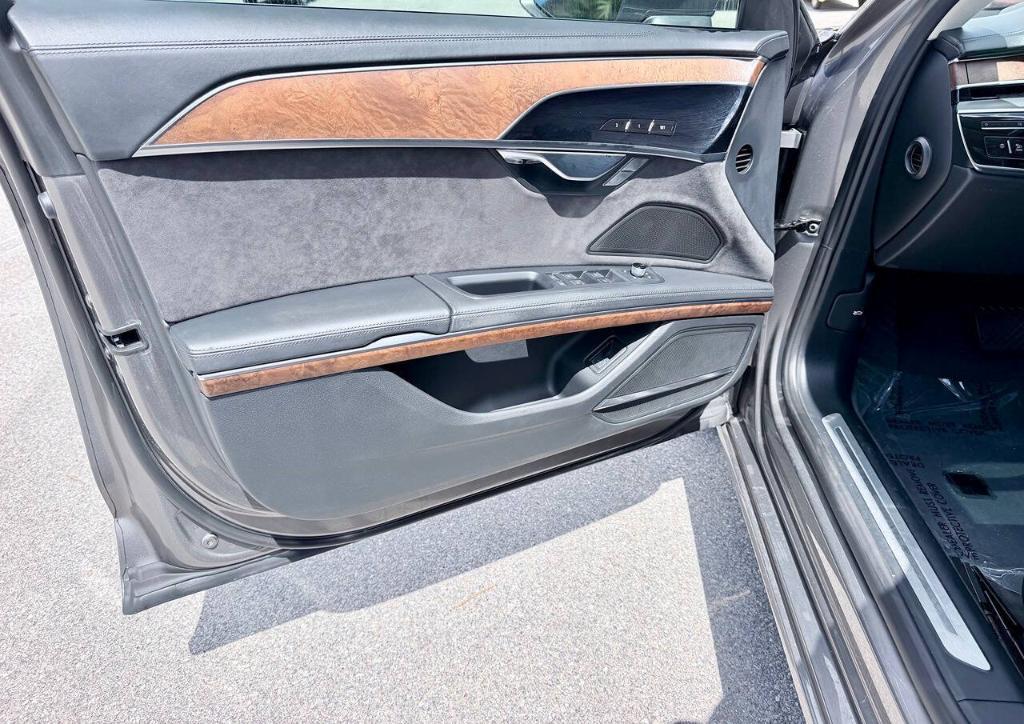 Audi A8 view 11