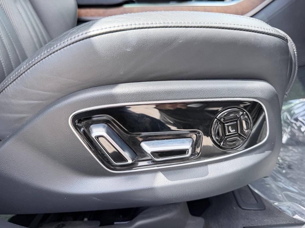 Audi A8 view 24