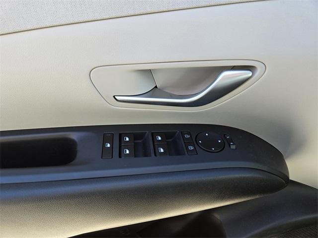 new 2025 Hyundai TUCSON Hybrid car, priced at $39,060