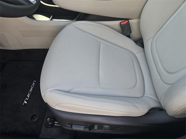 new 2025 Hyundai TUCSON Hybrid car, priced at $39,060