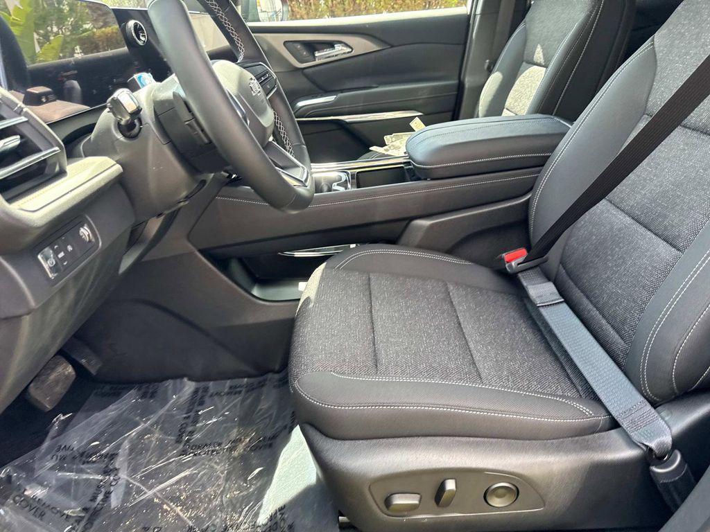 new 2025 Chevrolet Traverse car, priced at $43,250