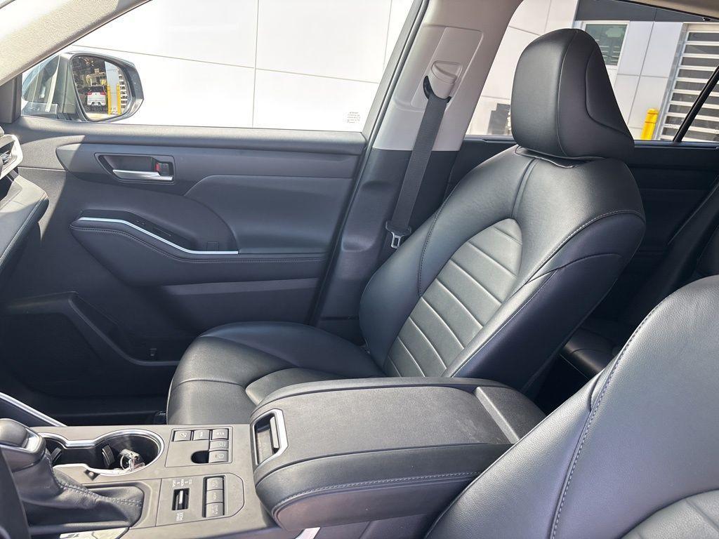 used 2024 Toyota Highlander car, priced at $39,819