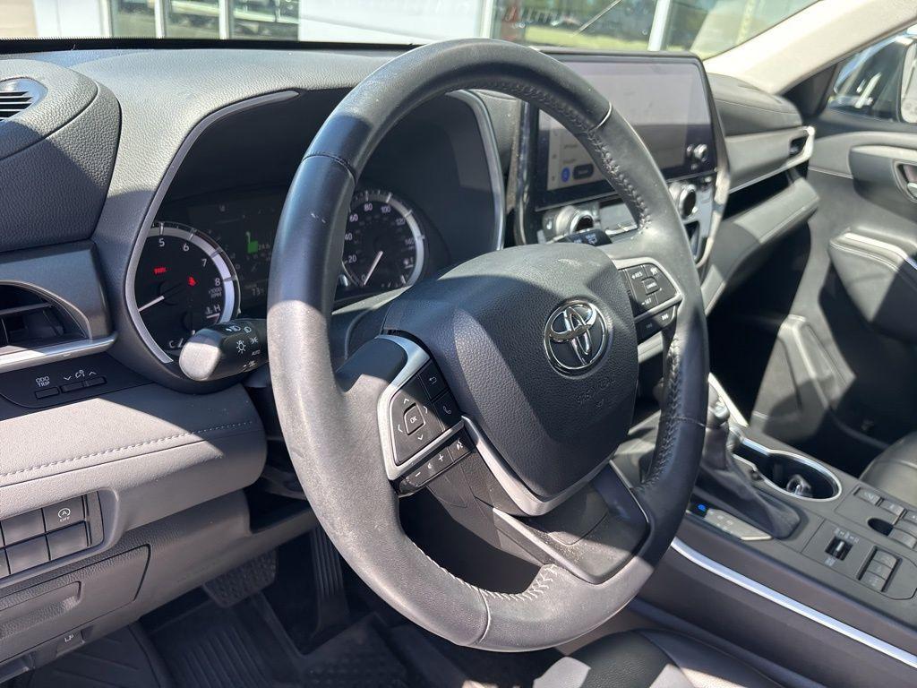 used 2024 Toyota Highlander car, priced at $39,819