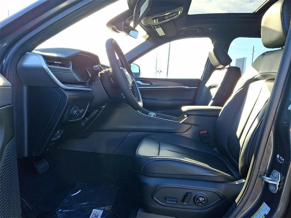 new 2025 Jeep Grand Cherokee car, priced at $52,735