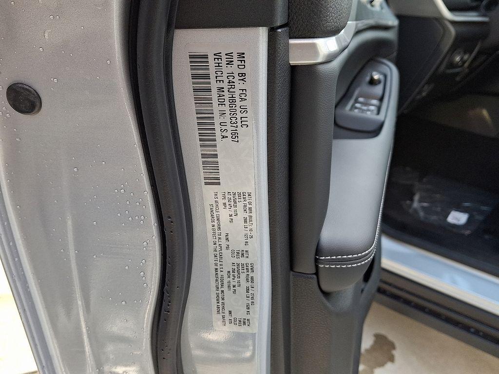 new 2025 Jeep Grand Cherokee car, priced at $52,735