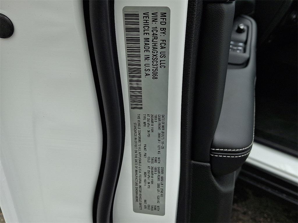 new 2025 Jeep Grand Cherokee car, priced at $43,575