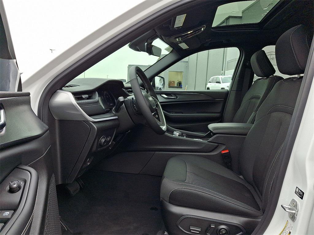 new 2025 Jeep Grand Cherokee car, priced at $43,575