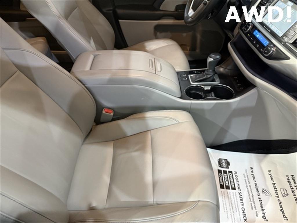 2017 Blizzard Pearl Toyota Highlander