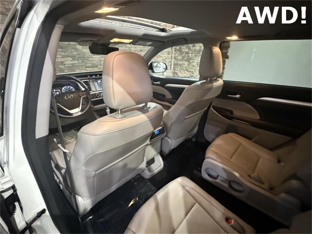 2017 Blizzard Pearl Toyota Highlander