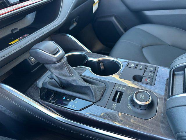 used 2025 Toyota Highlander car, priced at $51,998