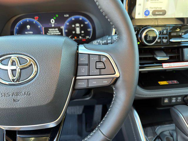 used 2025 Toyota Highlander car, priced at $51,998